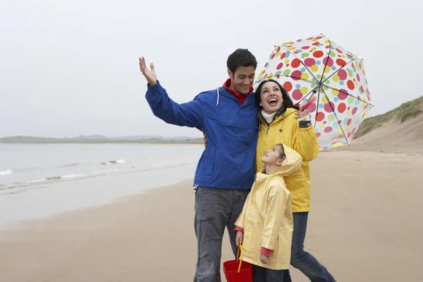 Joyeux Famille Sur Plage Avec Parasol — Photo