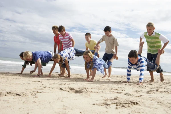 Gençler Kumsalda Oynarken — Stok fotoğraf