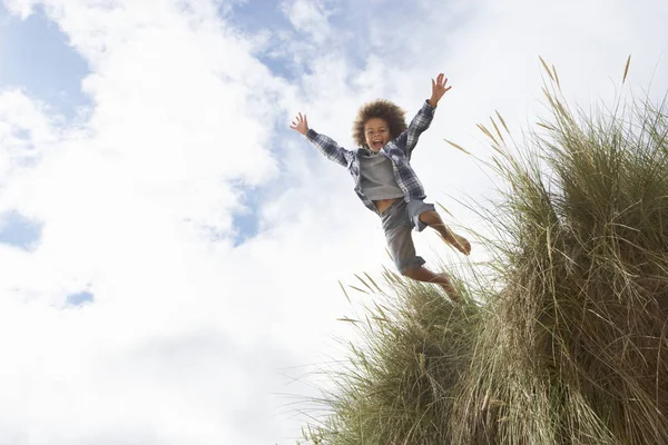 Мальчик Прыгает Через Дюну — стоковое фото