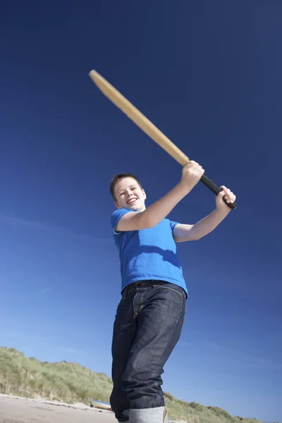 Fiú Játszik Krikett Strandon — Stock Fotó
