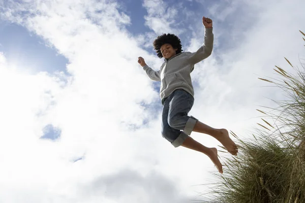 Rapaz Saltar Sobre Duna — Fotografia de Stock