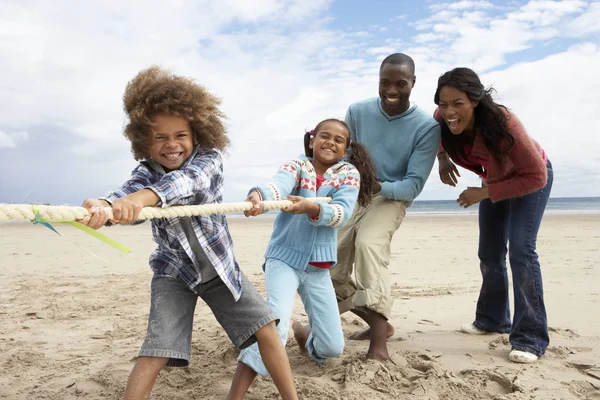 Familj Spelar Dragkamp Stranden — Stockfoto