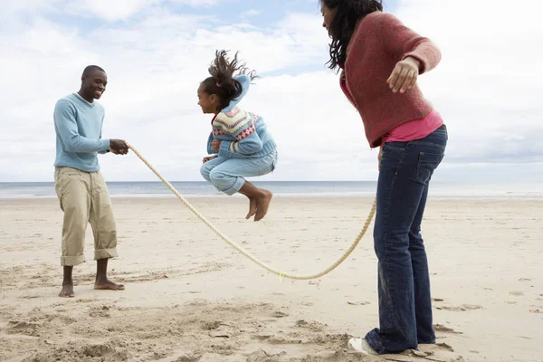 Aile Sahilde Oynuyor — Stok fotoğraf