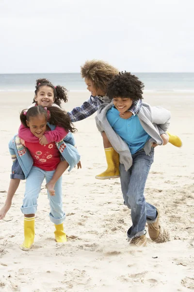 Szczęśliwe Dzieci Bawią Się Barana Plaży — Zdjęcie stockowe