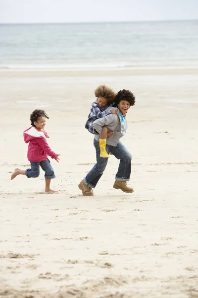 Glückliche Kinder Spielen Huckepack Strand — Stockfoto