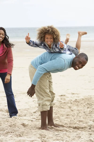 Kumsalda Oynarken Mutlu Bir Aile — Stok fotoğraf