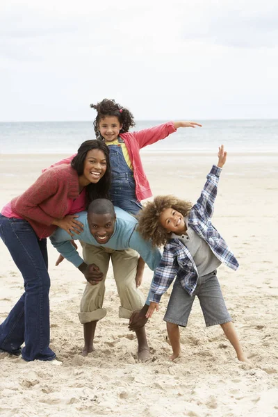 Lycklig Familj Spelar Stranden — Stockfoto