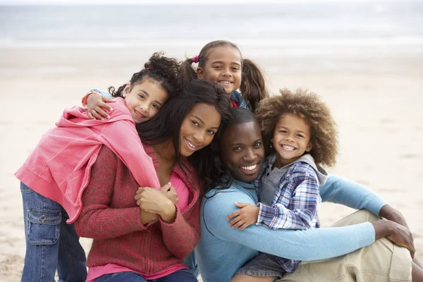 Молодая Смешанная Расовая Семья Обнимается Пляже — стоковое фото