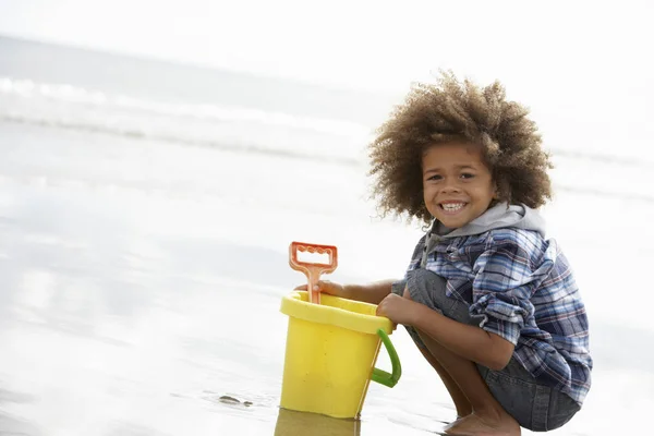 Kumsaldaki Mutlu Çocuk Kova Kürekle — Stok fotoğraf