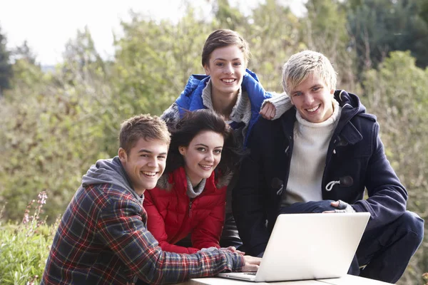 Schüler Mit Laptop — Stockfoto