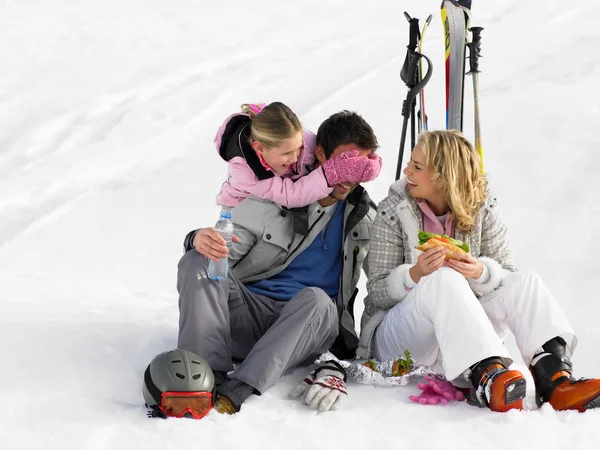 Young Family Picnic Ski Vacation — Stock Photo, Image