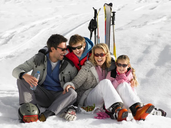 Молодая Семья Отпуске Лыжах — стоковое фото