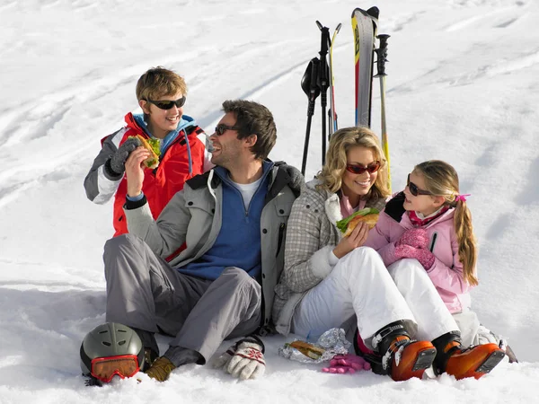 Young Family Sharing Picnic Ski Vacation — Stock Photo, Image