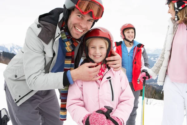 Молодая Семья Отпуске Лыжах — стоковое фото