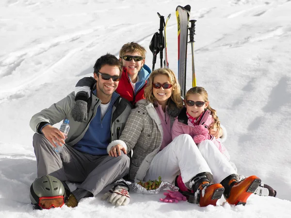 Familia Joven Vacaciones Esquí — Foto de Stock