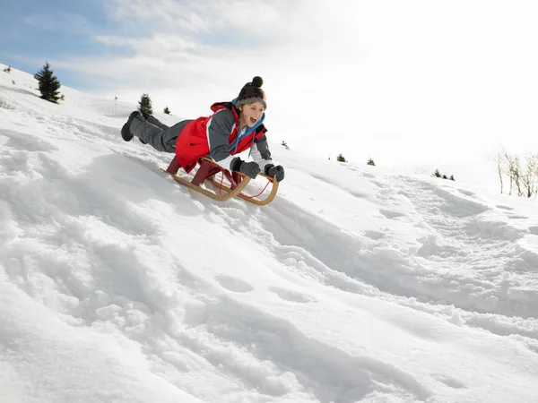 Pre Teen Jungen Auf Einem Schlitten Schnee — Stockfoto