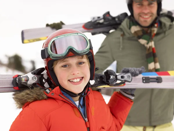 Pre Teen Ragazzo Con Padre Sci Vacanza — Foto Stock