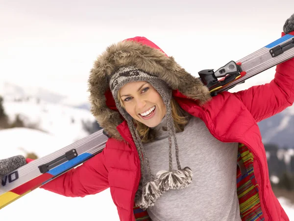 Mujer Joven Sosteniendo Esquís Paisaje Alpino —  Fotos de Stock