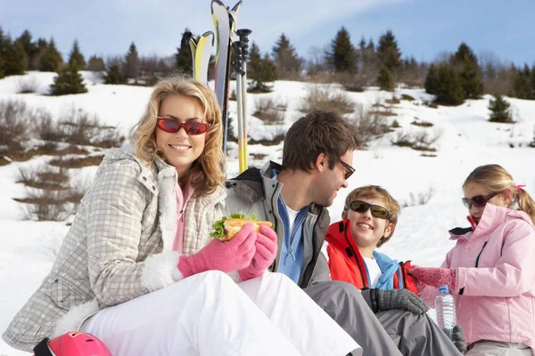 Young Family Ski Vacation — Stock Photo, Image