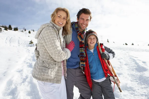 Familia Joven Vacaciones Invierno —  Fotos de Stock