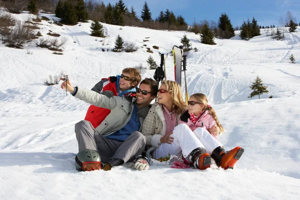 Familia Joven Vacaciones Esquí —  Fotos de Stock