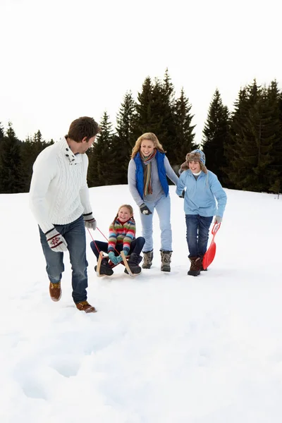 Ung Familj Alpina Snö Scen Med Släde — Stockfoto