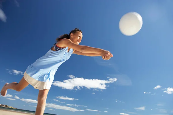 Teenager Mädchen Spielt Beachvolleyball — Stockfoto