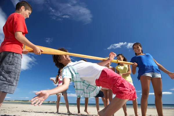 Adolescentes Fazendo Dança Limbo Praia — Fotografia de Stock