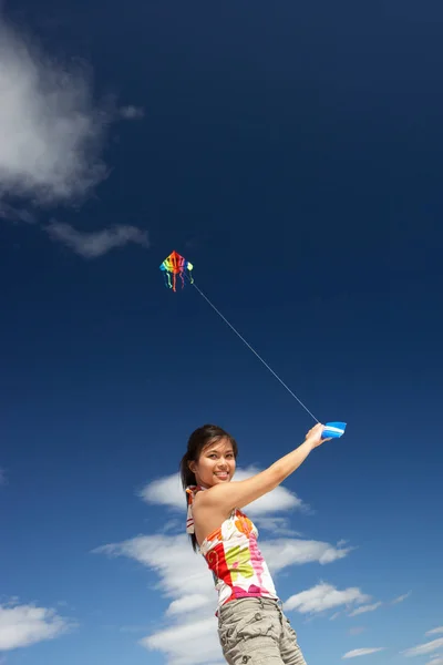 Adolescente Chica Volando Una Cometa — Foto de Stock
