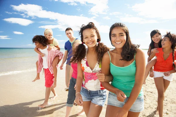 Adolescenti Che Camminano Sulla Spiaggia — Foto Stock