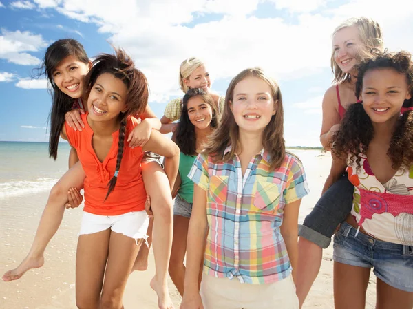 Ragazze Adolescenti Che Camminano Sulla Spiaggia — Foto Stock