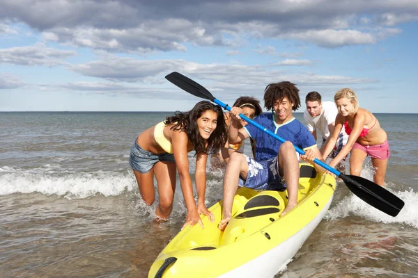 Adolescenti Mare Con Canoa — Foto Stock