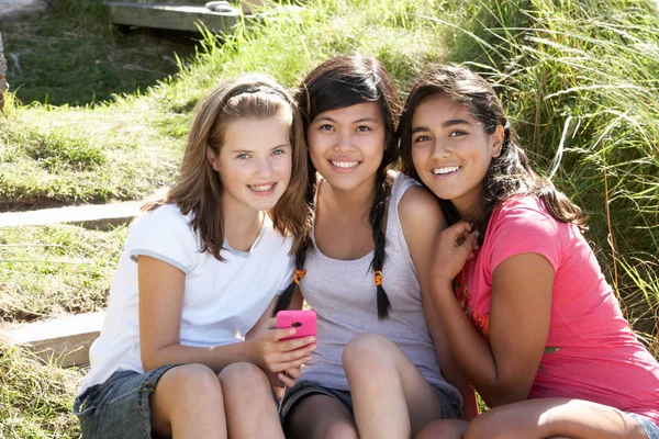 Teenage Girls Using Phone Outdoors — Stock Photo, Image