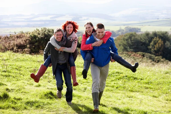 Parejas Paseo Por Campo — Foto de Stock