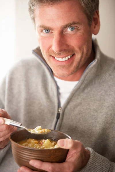 Mężczyzna Jedzenie Miska Zupy — Zdjęcie stockowe