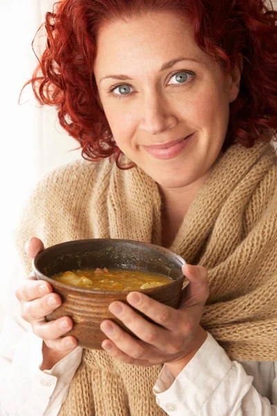 Mujer Sosteniendo Tazón Sopa —  Fotos de Stock