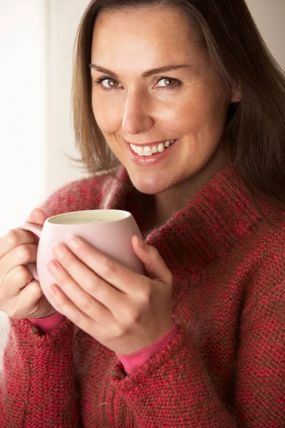 Mulher Com Bebida Quente — Fotografia de Stock