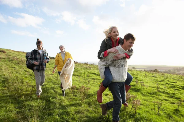 Giovani Coppie Campagna Piedi — Foto Stock