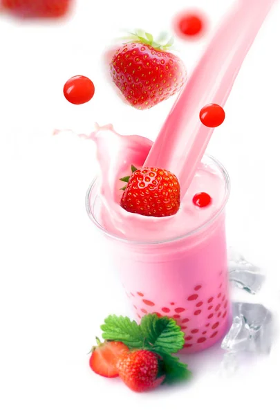 在一杯健康的草莓波巴或泡茶中倒入新鲜水果和木薯珍珠 并洒上水花 — 图库照片
