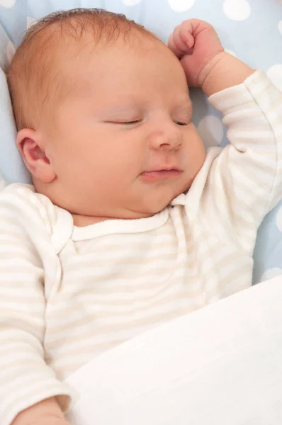 Ευτυχισμένο Χαμογελαστό Νεογέννητο Μωρό Στο Κρεβάτι — Φωτογραφία Αρχείου