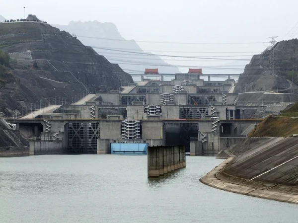 Mlhavé Scenérie Tři Rokle Přehrady Řeky Yangtze Číně — Stock fotografie