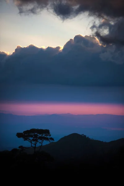 Cloudscape Φως Του Ήλιου Ακτινοβολούν Από Σύννεφα — Φωτογραφία Αρχείου