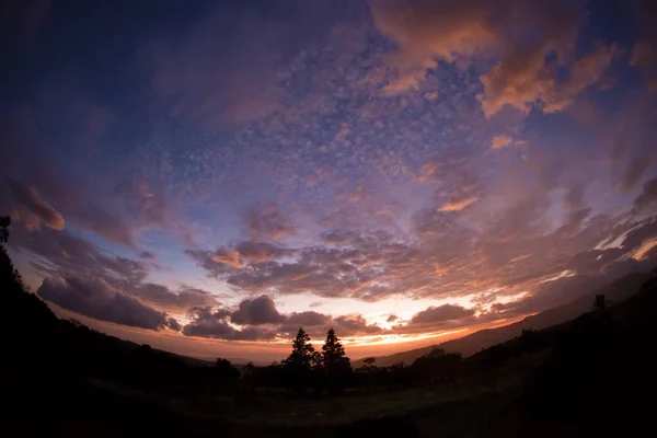 夕日と外の雲の魚眼レンズシーン — ストック写真