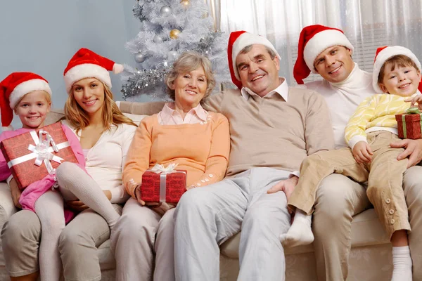 Noel Arifesinde Noel Kapaklar Giymiş Mutlu Bir Aile Portresi — Stok fotoğraf
