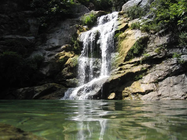 Schöner Wasserfall Auf Naturhintergrund — Stockfoto