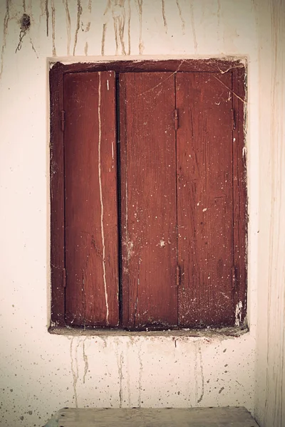 旧赤茶色の木の窓 ヴィンテージ レトロなスタイル — ストック写真