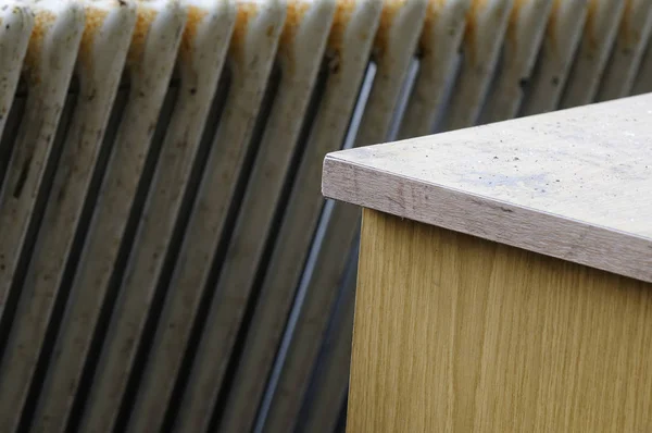 黒を基調とした木製のベンチ — ストック写真