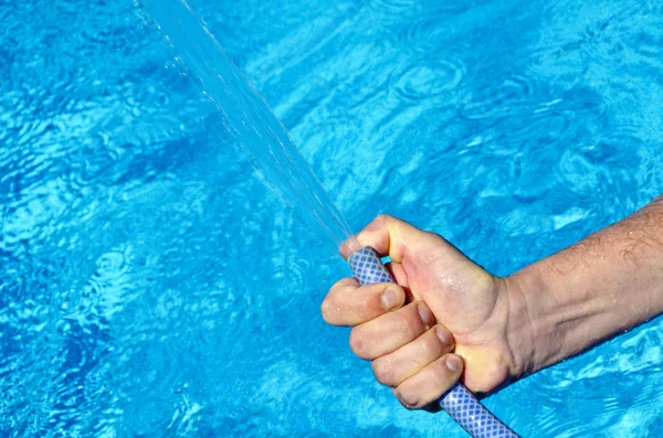 Mano Con Una Tubería Agua Azul Piscina — Foto de Stock