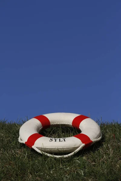 Lifebuoy Antes Popping Céu Azul — Fotografia de Stock