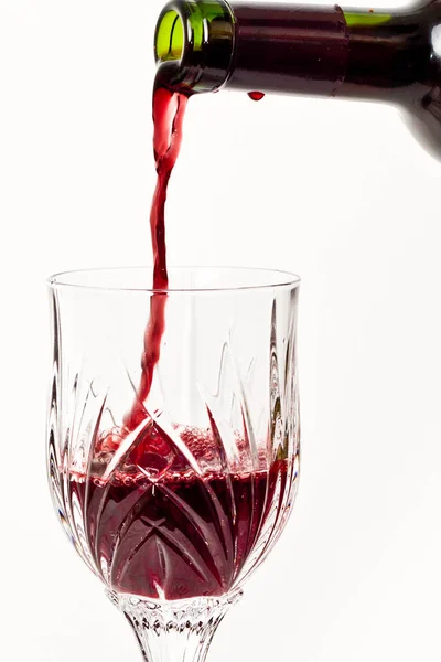 Kristal Şarap Kadehine Dökülen Kırmızı Şarabın Hareketi — Stok fotoğraf
